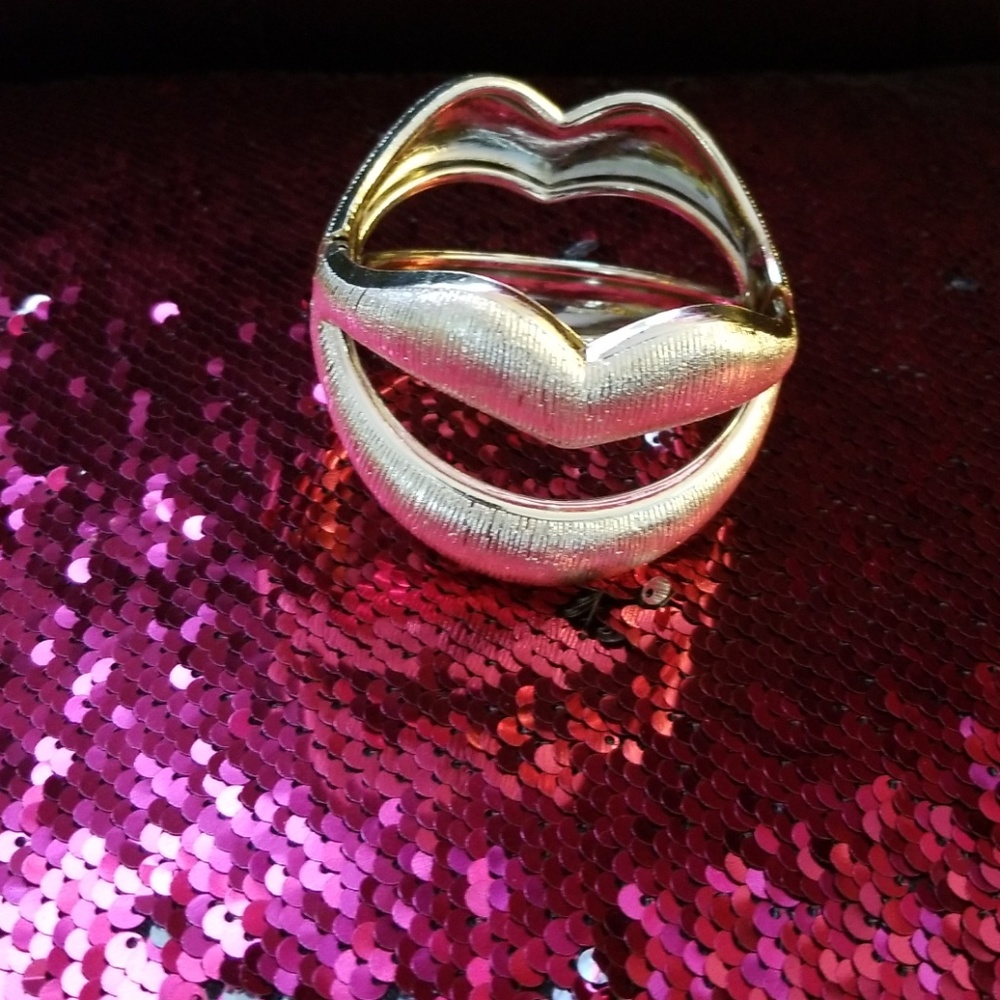 Plastic silver lips bracelet